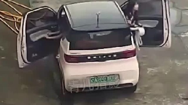 逃跑的妈妈，关门的哥，可怜的老二上不去车