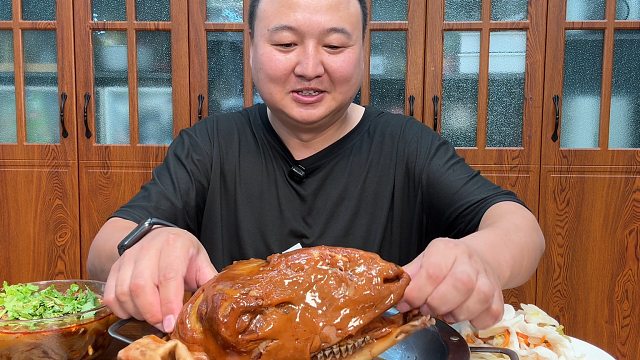 老丈人送来点羊头，阿强做胡辣羊头，实在太过瘾啦。