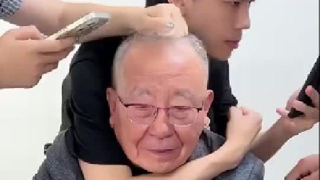 当信号不好工资到账迟到时，老板本不富裕的头皮雪上加霜