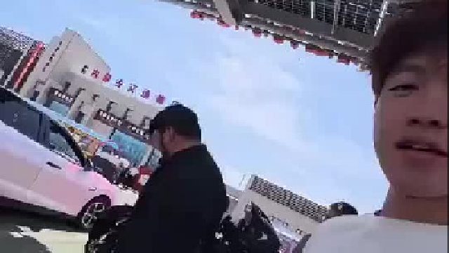 男子分享30万摩托车和3万摩托车的区别，同时跑100公里看发动机状况
