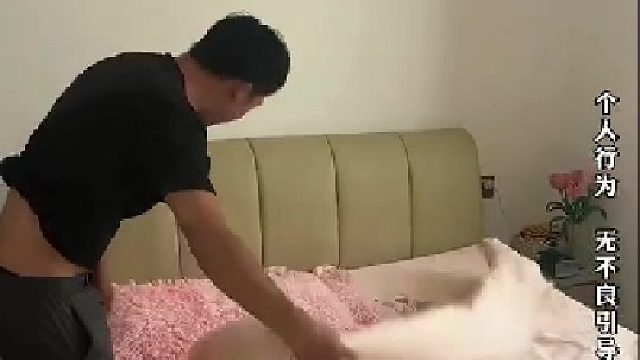 女子在老公睡觉的地方单独铺上毛毯，老公疑惑：给我垫块布干嘛