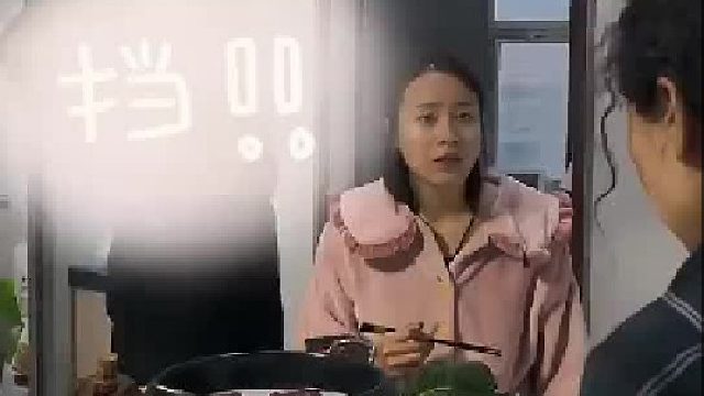 婆媳闹矛盾男子想教育老婆，却被一巴掌制裁瞬间安静坐下吃饭