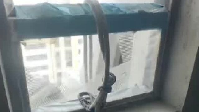 工人高空干活安全带形同虚设，安全员发现后立刻厉声喝止：你糊弄谁的