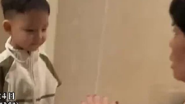 这男孩应该不是第一次打了，不然大人不会防着的