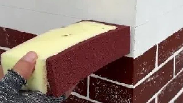 一直以为这是红砖砌成的，没想到全部都是手工印上去的形状  ​