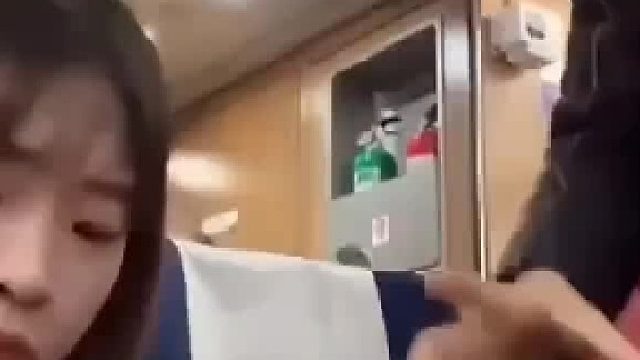高铁上吃泡面，被行李砸中，网友 ：自然得好像两口子