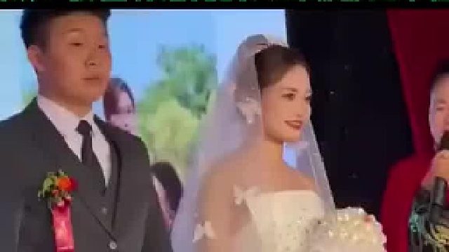 关键时刻新郎“跑了”，岳父直接下场挪灯，网友笑翻：这才是真·眼里有活！