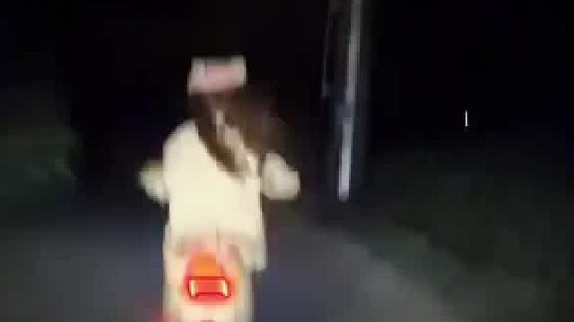 姐姐开车回家遇到很晚才回家的妹妹，想用大灯偷偷护送她回家