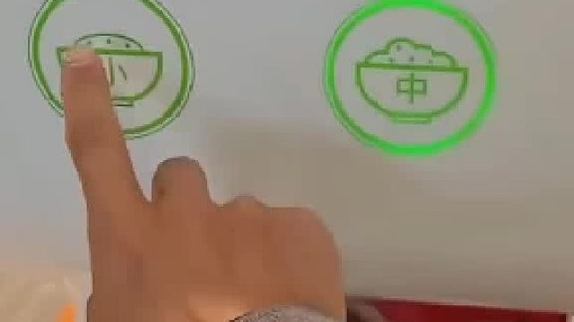 来自助机器前添饭，碗刚放下 饭就到碗里了
