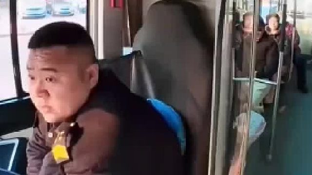 司机一句暖心提醒，下一秒被阿姨疯狂吐槽十几站，司机情绪稳定，