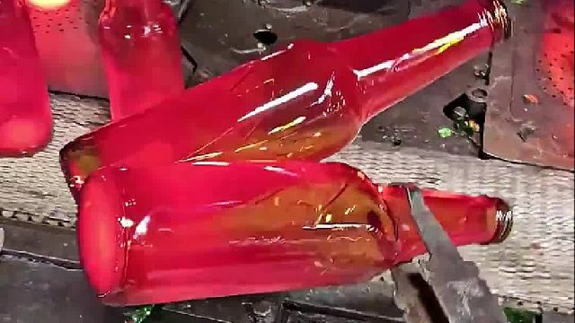 玻璃厂质检，工人利用玻璃的特性，轻松的一次挑走好几个火热的玻璃瓶，太有趣了