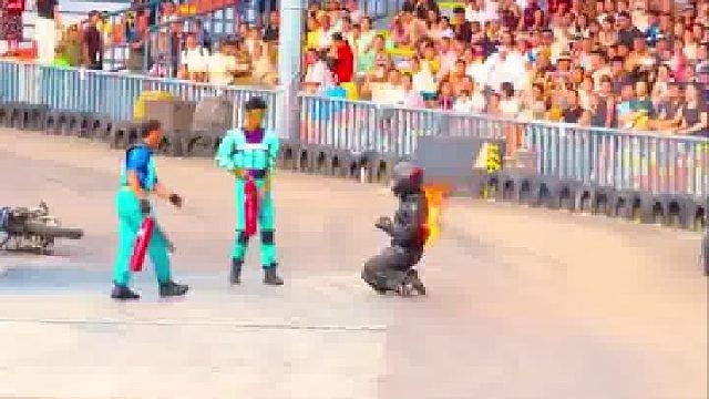 景区表演刺激节目，演员骑车遇火海背部起火，跑向观众席​
