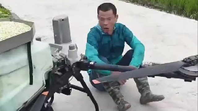 男子来村里用无人机撒化肥，被一村民拦住不让飞机起飞，拍摄者-不惯着他扇叶一转他就跑开了​
