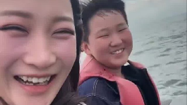 女子夏天带儿子出门旅游的状态，上一秒开怀大笑下一秒被气到沉默