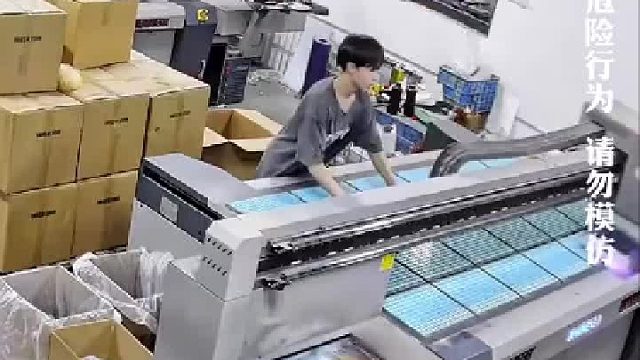男子使用uv打印机时出现失误，材料没摆好撞击导致4个理光G6损坏