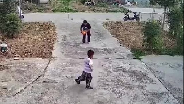 一群小孩在马路上玩耍未牵绳的狗突然闯入把孩子们吓得四处逃窜狗主人狗狗不咬人的只是喜欢跟人玩​