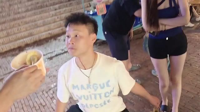 虎子看到酷哥这一幕也忍不住模仿