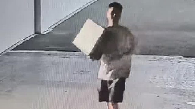 男子抱着电脑主机不小心滑倒，主机刚好停在他的背上