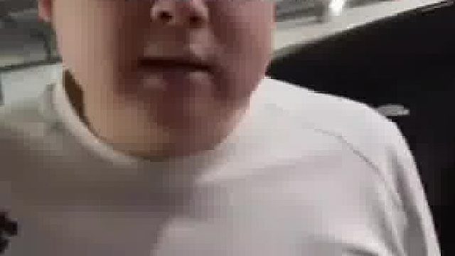 儿子骗爸爸下来拿东西，原本不耐烦看到孙子后瞬间变脸