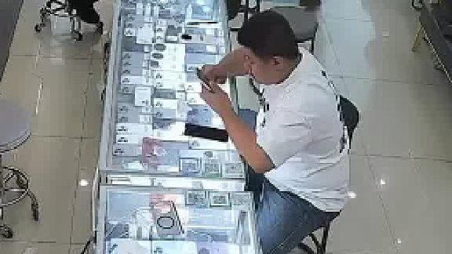 一男子进店就把门锁上了 ​