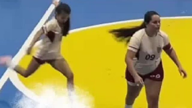 巴西足坛现bao力事件“剪刀脚 踢头”