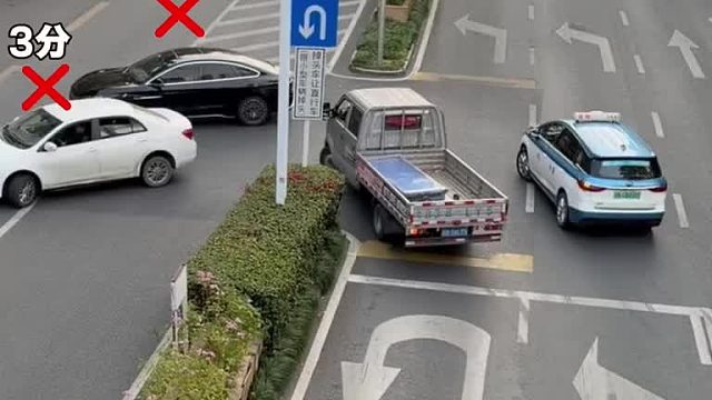 别眨眼！看这辆警车怎么带头违章的