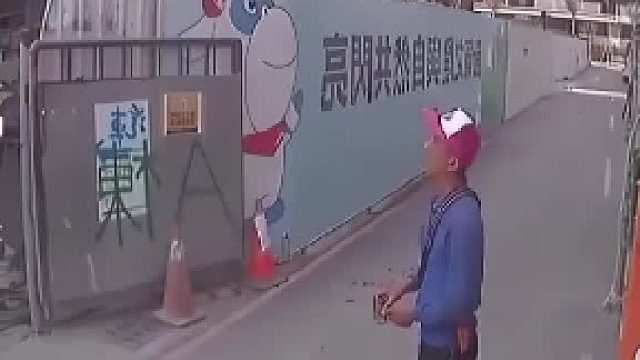 吊臂突然倾斜男子竟用手撑车发现已无力挽回才慌忙躲闪1