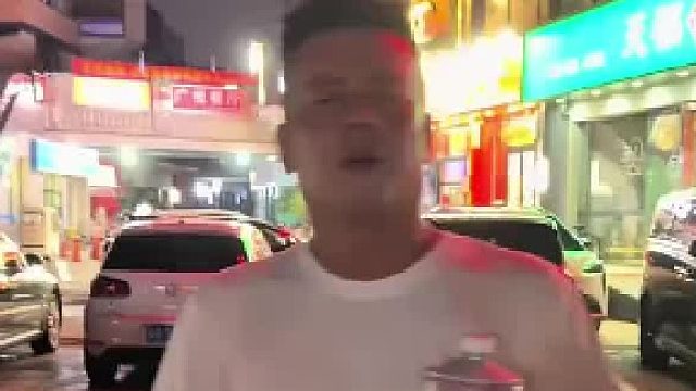 喝完酒的大哥叫媳妇开车来接，结果却让兄弟目瞪口呆