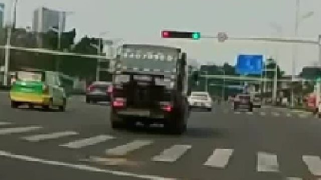环卫车“霸道”别停后车，避免其撞上盲区的行人。后车车主_已致电12345感谢。网友：一次“别车”救了两个家庭