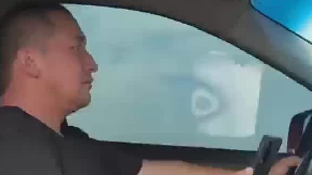 交警化身“安全超人”
