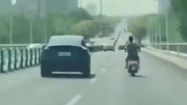轿车突然摆头，电动车慌忙避让，结果车身失去平衡，直接摔倒在地，网友：这个妥妥的无接触事故还肇事逃逸