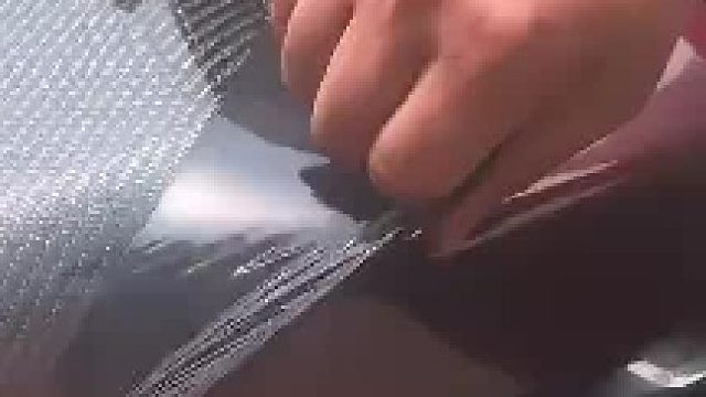 男子撕开了车的膜，结果车膜底下居然是碳纤维