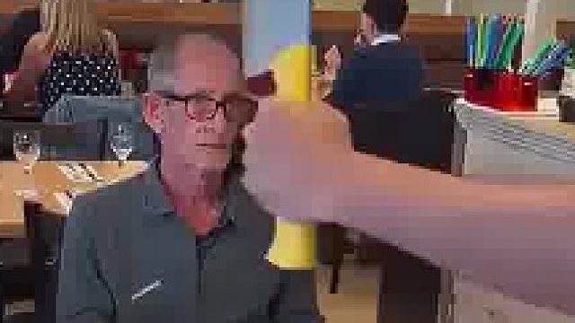 国外大爷投诉披萨没有切服务员拎着菜刀就上来了​