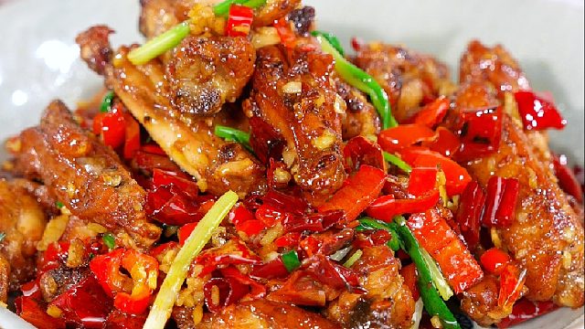 吃腻了甜口的可乐鸡翅，一定要试试香辣口味。