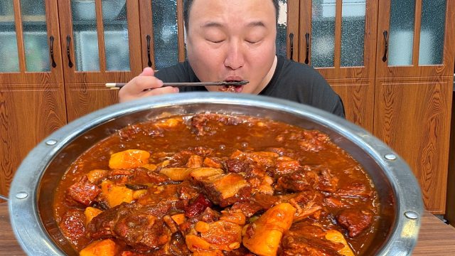 老丈人送来点牛腩肉，阿强做土豆炖牛腩，软软糯糯，拌饭一绝！