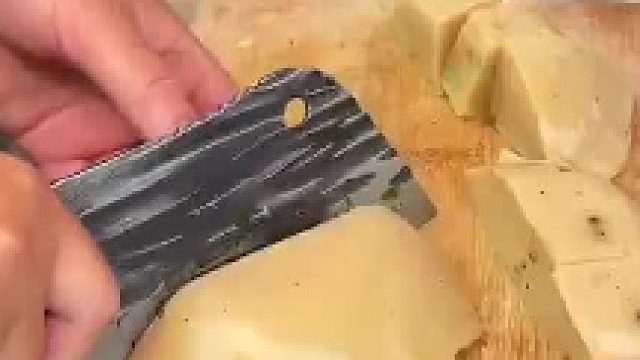 成都人管炸凉粉叫——胀亖狗