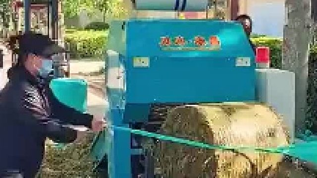 女子尝试给草料包膜，不仅不听劝还死犟死犟