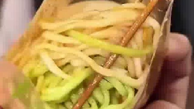 男子香港街头吃袋装小面条