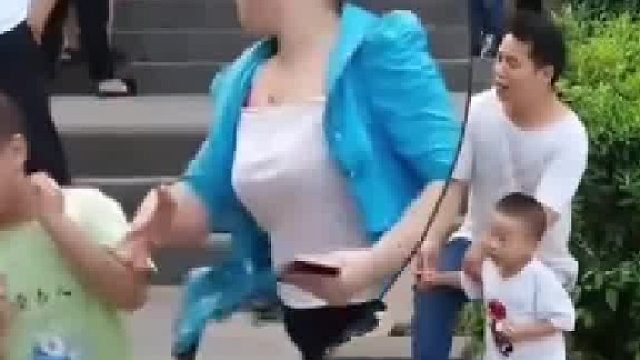 猴子突然扑上前，哥哥把弟弟推出去，妈妈看见后，反手给哥哥一巴掌！