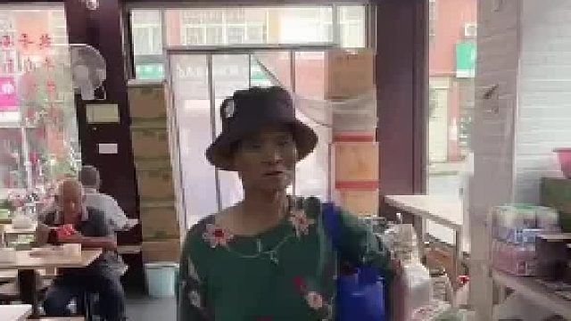 老人总是来早餐店蹭吃蹭喝，这一次老板娘没惯着，直接问她带钱没，没想到老人一听到钱，直接拍桌子走了，网友：老祖宗传下来的相由心生，真的没错