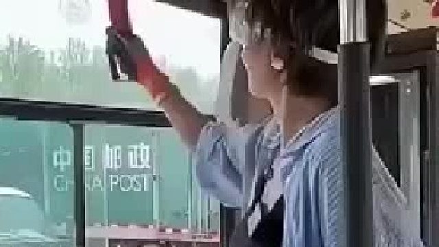 美女用逃生锤救命，事实证明找聪明人拿锤子很关键
