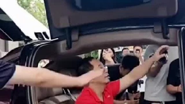 看着都疼！360CEO周鸿祎试体验国产车“防夹手”功能在线翻