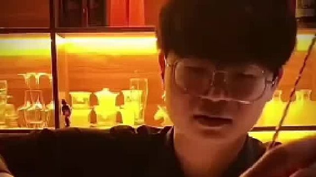 女子误把别人的酒，当成自己的，还一直说调酒师调的不对，看调酒师怎么回答？