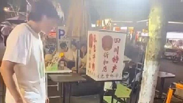 踢空杯游戏，小伙挑战踢倒一个杯子