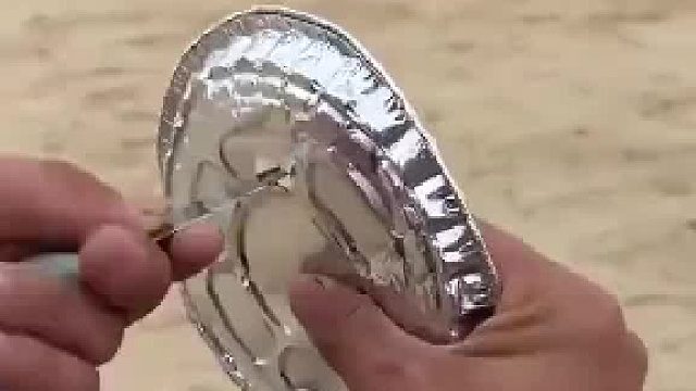 在沙滩上用圆圈标记来保护鞋子不被偷走的方法。