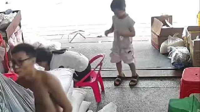 姐弟嬉戏打闹引父亲不满，直接持板凳砸向女儿