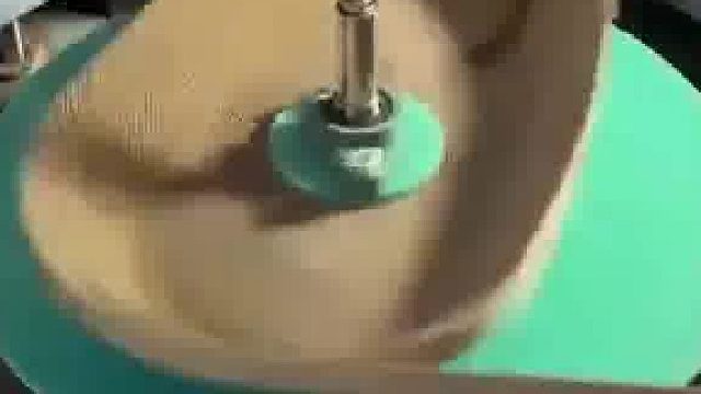 纸板条在机器上飞速旋转，转眼一个猫抓板就做好了