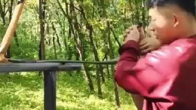 几名男子合力将180磅的清弓上弦网友：打铁还需自身硬