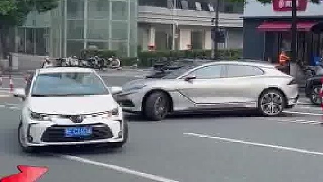 同样马路掉头，差距一眼就能看明白