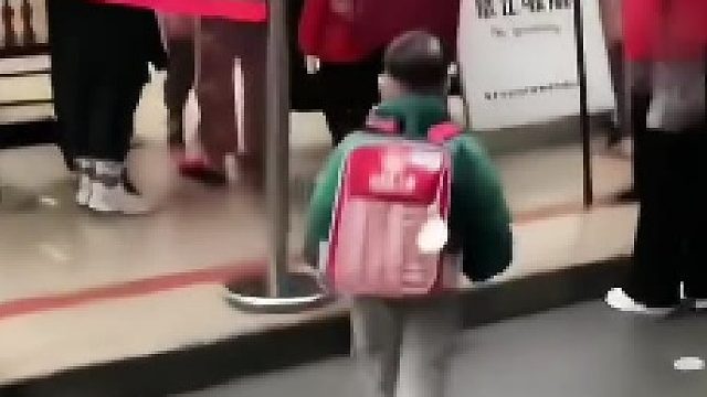从小就培养小可爱做事有原则不用惯着别人，加油小家伙！